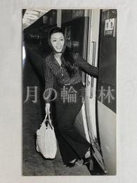 山崎朋子　生写真　朝日新聞　「こんな時こんな服」