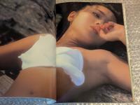 浅野ゆう子写真集　彼女は泳いでいる。きみの視線の奥、夢の海を。
平凡パンチ臨時増刊　※ポスター欠品