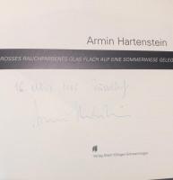 Armin Hartenstein: Ein rauchfarbenes Glas flach auf eine Sommerwiese gelegt 【signed】