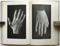 HÄNDE UND WAS SIE SAGEN（独文写真集・手とその手が語るもの）