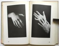HÄNDE UND WAS SIE SAGEN（独文写真集・手とその手が語るもの）