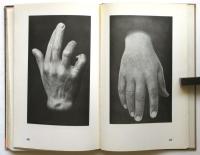 HÄNDE UND WAS SIE SAGEN（独文写真集・手とその手が語るもの）