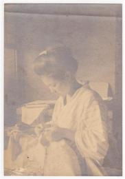 古写真「裁縫をする女」