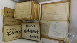 大正6年～昭和21年山梨県小学校・国民学校教育資料　謄写版資料・毛筆又はペン書き資料　B5判　資料を積み上げた高さ約30センチ