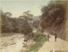 手彩色写真（鶏卵紙）  湯本の近くの宮ノ下の道：MIYANOSHITA ROAD NEAR YUMOTO