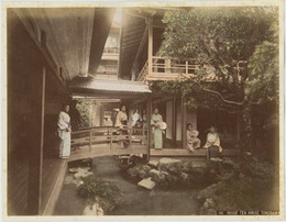 手彩色写真（鶏卵紙）  塔ノ沢の茶屋にて：INSIDE TEA HOUSE TONOSAWA