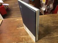 換気扇の下の小さな椅子で