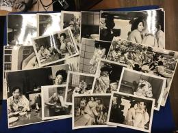 ＜映画スチール写真＞「温泉あんま芸者」三原葉子、橘ますみ、田中小実昌ほか　大判10枚、キャビネサイズ7枚（外袋付き）、計17枚一括　少反り