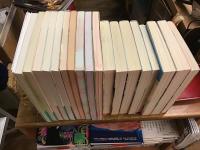 朝倉世界一　21冊一括セット

【エンターブレイン】「おれはたーさん」１巻／「月は何でも知っているかも」／「春山町サーバンツ」１・2巻／「デボネア・ドライブ」全3巻揃／復刻版「フラン県こわい城」全3巻揃
【集英社】「そよそよ。」1巻
【双葉社】「フラン県こわい城」全2巻揃／「山田タコ丸」全3巻揃／「ひみつのクローバーちゃん」
【JICC出版局】「幸福の毛」
【ギャラリー図録（小冊子）】「Oni　is Coming to Town」「Tengu chan」（Transpop Gallery）／「東京　東と京子」（VOID　Gallery）