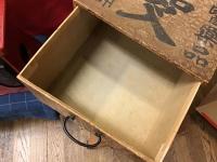 配置薬　箱（引き出し）　富山県上市町若杉「Aワン本舗」　「御預け薬配置表」付き　　外側／木製紙貼　引き出し／紙製