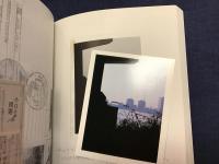 東京画　青色鉛筆署名入り　（※製本時の糊の粘着力の弱さにより、貼り込み写真が現時点の確認によると5、６枚は完全に剥がれていますが、該当箇所に挟み込んでいます。他、一部に剥がれかけあり。今後経年によってさらに剥がれていく可能性があります。欠品は無いように見受けられます。）