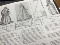 【洋書】『Patterns of Fashion: The Cut and Construction of Clothes for Men and Women C1560-1620（ファッションのパターン： 1560-1620年の男女の衣服の裁断と構造』『Patterns of Fashion 4: The Cut and Construction of Linen Shirts, Smocks, Neckwear, Headwear and Accessories for Men and Women C. 1540-1660（ファッションのパターン4：1540-1660年のリネンシャツ、スモック、ネックウェア、ヘッドウェア、アクセサリーの裁断と構造）』2冊一括