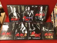【DVD-BOX】必殺！＜劇場版＞（ 「必殺！」貞永方久／「必殺 ブラウン館の怪物たち」広瀬襄／「必殺！Ⅲ 裏か表か」工藤栄一／「必殺4 恨みはらします」深作欣二／「必殺！5 黄金の血」舛田利雄／「必殺！ 主水死す」貞永方久／「付録盤」）7枚入り