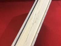 【洋書】Formless : a user's guide（月曜社から2014年に刊行された『アンフォルム：無形なものの事典』の原書）　※小口に大きなキズ（そのため本文にもシワ）