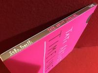 TATE ARTIST TIMELINE（ロンドンのテート・モダンの壁面に展示されるサラ・ファネリの手書きによる美術史年表の複製。ノベルティ？）アコーディオン式の紙です