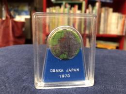 1970 大阪万博（EXPO'70）　記念品 ミニアクリルケーススタンド　高さ約65mm　幅約54mm