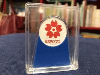 1970 大阪万博（EXPO'70）　記念品 ミニアクリルケーススタンド　高さ約65mm　幅約54mm