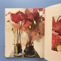 花の向こうに