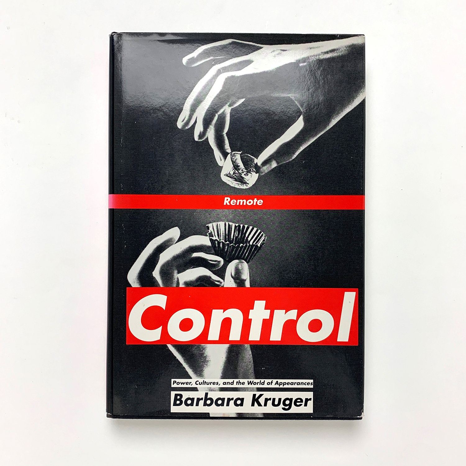 Remote Control Power Cultures And The World Of Appearances Barbara Kruger 古本 中古本 古書籍の通販は 日本の古本屋 日本の古本屋