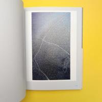 「記憶は地に沁み、風を越え 日本の新進作家 vol.18」展 カタログ