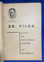 トルコ語　『ATAT〓RK 25. YILDA SAYGI VE BA〓LILIKLA ANIYOR VE 〓ZL〓YORUZ』 私たちは 25 周年を記念して、敬意と敬意を持ってアタテュルクを思い出し見守ります