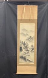 朧山水図（ろうさんすいず ）。霧に煙る山々と、手前の松、川辺の家屋を描いた南画・四条派風の山水画。