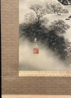 朧山水図（ろうさんすいず ）。霧に煙る山々と、手前の松、川辺の家屋を描いた南画・四条派風の山水画。