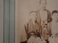 『和装・羽織袴姿の男性七人 集合写真』（中島待乳撮影 / 東亰日本橋區呉服町一丁目 中島待乳写真館 / 明治期刊）