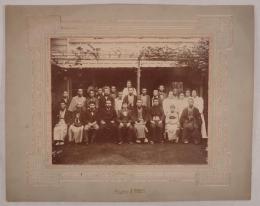 『和洋装男女多人数 集合写真』（二見館（平井）撮影 / 東亰銀座二丁目 二見館 / 明治〜大正期刊）