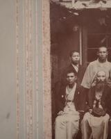 『和洋装男女多人数 集合写真』（二見館（平井）撮影 / 東亰銀座二丁目 二見館 / 明治〜大正期刊）