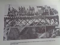 洋書/英文/TWO-FOOT RAILS TO THE FRONT/
