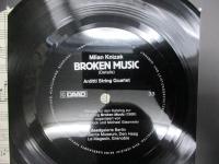 洋書/英文/BROKEN　MUSIC/Artists' Recordworks/includes Flexi Disc/レコードジャケット＋レコードレーベル　ほぼモノクロ写真集/ソノシート付き。
