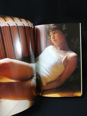 昭和58年／石野真子写真集／プレイボーイアイズ特別編集・集英社　撮影／沢渡朔。 石野真子写真集 白夜の妖精 沢渡朔 撮影 プレイボーイアイズ特別編集