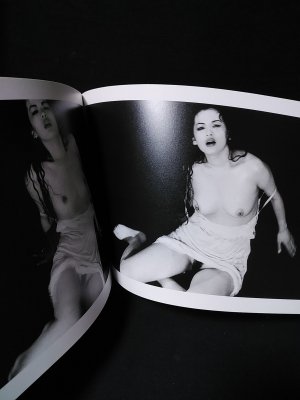 Sawa 愛の新世界 鈴木砂羽写真集 荒木経惟 古書 コモド ブックス 古本 中古本 古書籍の通販は 日本の古本屋 日本の古本屋