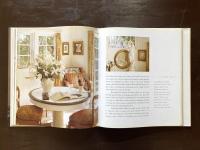AT HOME WITH WHITE : Celebrating the Intimate Home