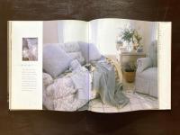 AT HOME WITH WHITE : Celebrating the Intimate Home