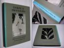 LOOKING AT PHOTOGRAPHS：100 Pictures from the Collection 
