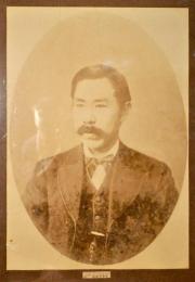 新島襄肖像寫眞　上州安中町／本多冩眞舘製　額入