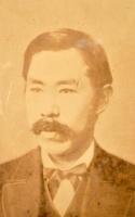 新島襄肖像寫眞　上州安中町／本多冩眞舘製　額入