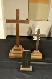 中國キリスト教　十字架二本と孟子漢詩入十字架を刻んだ位牌