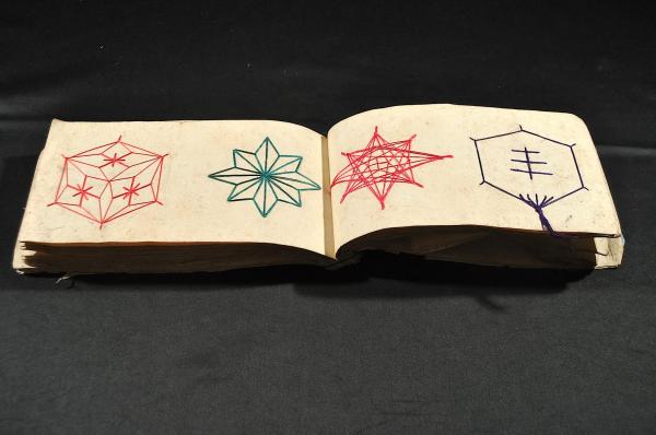 明治時代中期 刺繍紋帳 見本帖(菅枝) / 古本、中古本、古書籍の