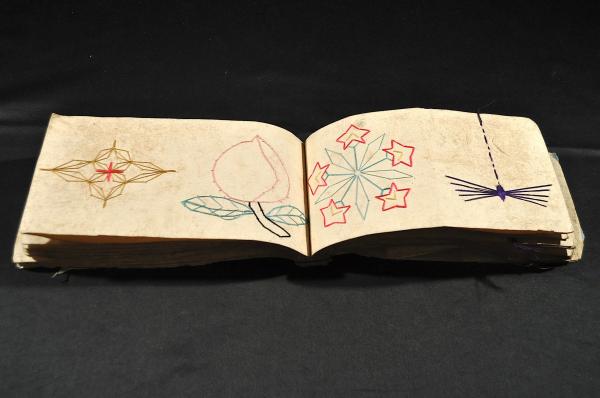明治時代中期 刺繍紋帳 見本帖(菅枝) / 古本、中古本、古書籍の 明治時代中期 刺繍紋帳 見本帖(菅枝) / 古本、中古本、古書籍の