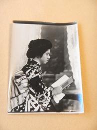 古写真 『本を持つ着物姿の女性』