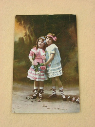西洋アンティーク絵葉書 『花を持つ少女二人』