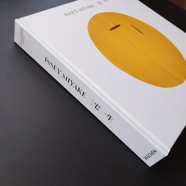 『ISSEY MIYAKE 三宅一生』増補改訂版（TASCHEN） ISSEY MIYAKE 三宅一生』増補改訂版（TASCHEN） – isseymiyake.com