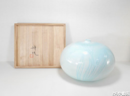 丸山輝悦　彫フリージア文壺　青磁　共箱