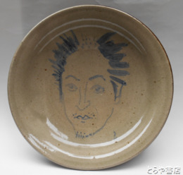 鈴木良三絵皿　笠間焼きの絵皿に自画像