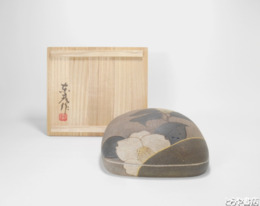 伊藤東彦　布目白椿文陶筥　共箱