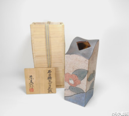 伊藤東彦　布目椿文四方花瓶　共箱
