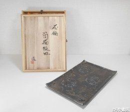 塩見佳貞　灰釉　筒描板皿　共箱